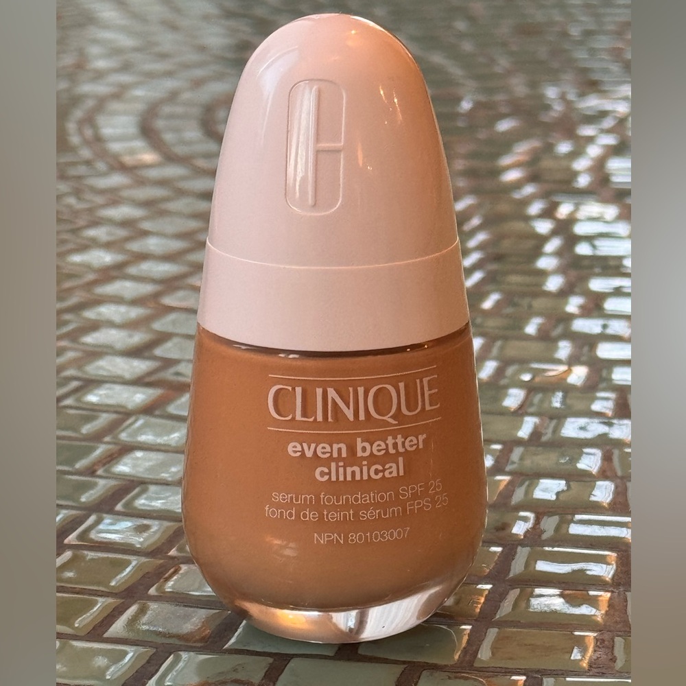 Clinique Even Better Clinical Serum Foundation Broad
Spectrum SPF 25